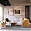 Garde and Warders Hotel