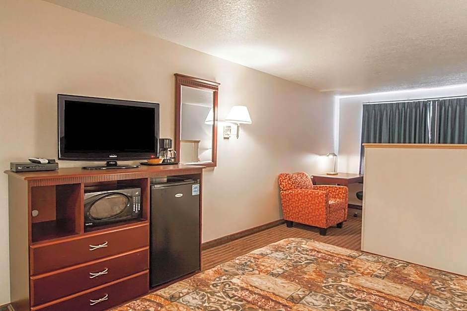 Bridgeway Inn & Suites