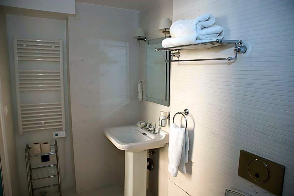 Brit Hotel Aux Sacres Reims Centre