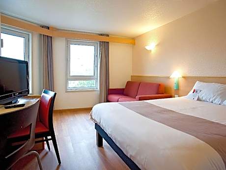 Standard room with a double bed