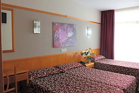 Triple Room (2 Adults + 1 Child) - 3 beds