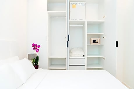 Apartment with Pool View