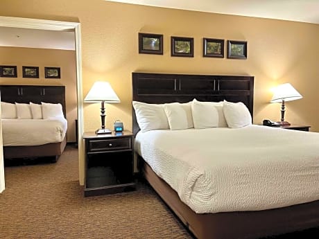 Two-Room Suite with One King and One Queen Bed