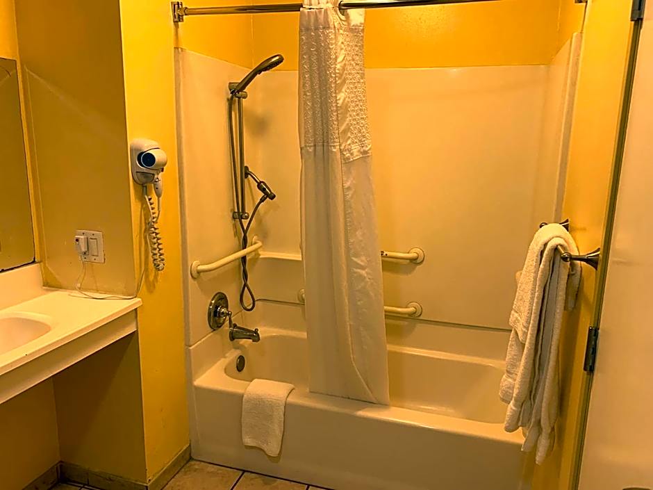 Oasis Inn and Suites