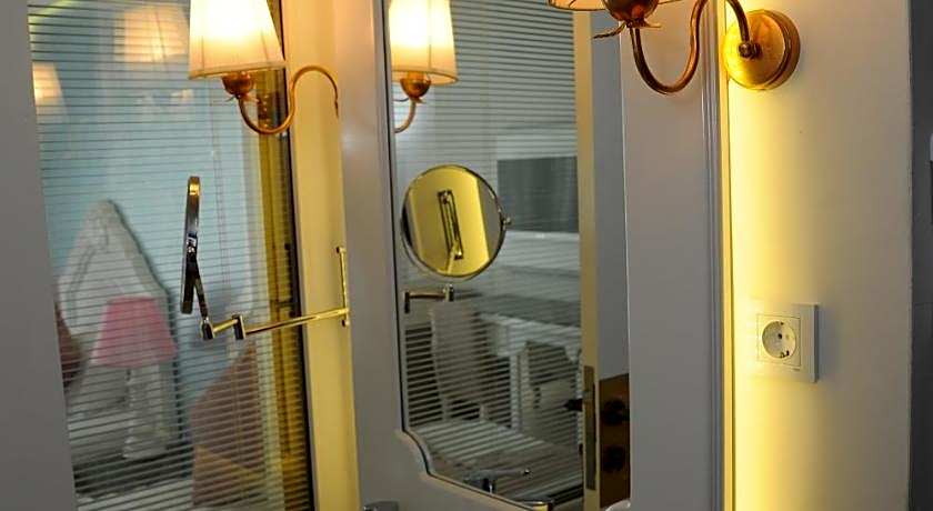 Montebello Deluxe Hotel