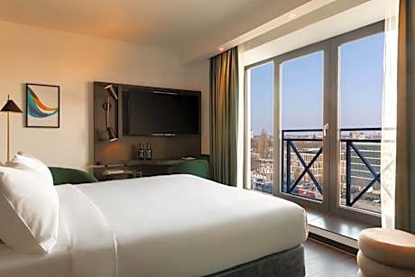 Superior King Room with City View