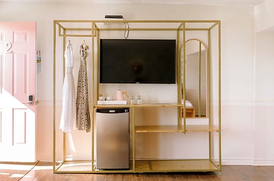 The June Motel, Prince Edward County