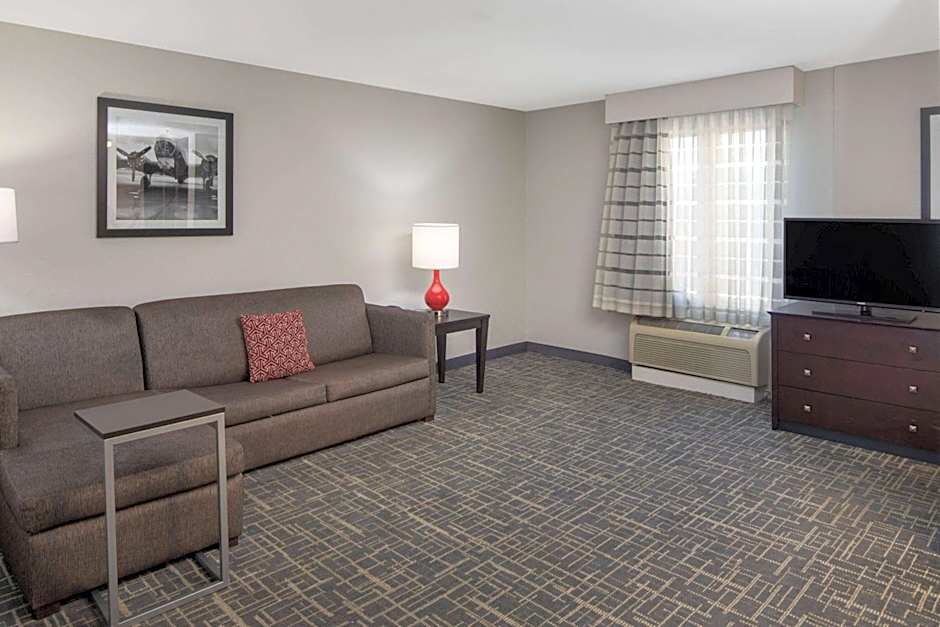 La Quinta Inn & Suites by Wyndham Atlanta Airport