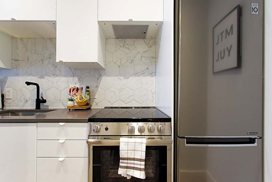 Blue Tropics Studio in Little Italy with kitchen by Den Stays