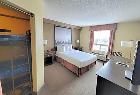 Queen Suite with Bunk Bed - Non-Smoking