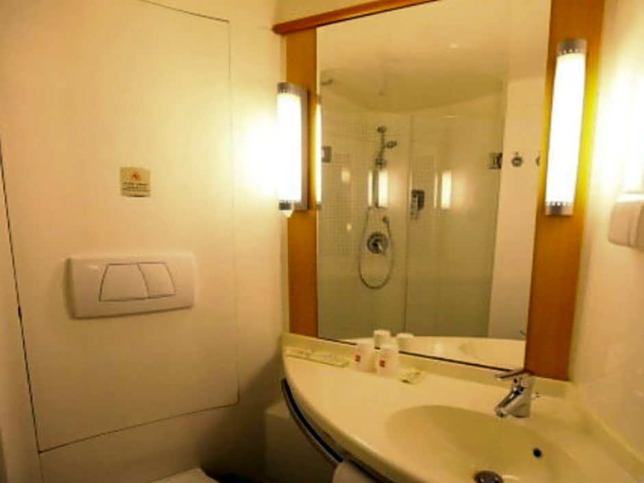 Ibis Ningbo Qian Hu Hotel