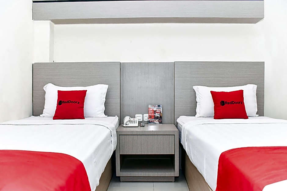 Reddoorz Plus near Makassar Town Square