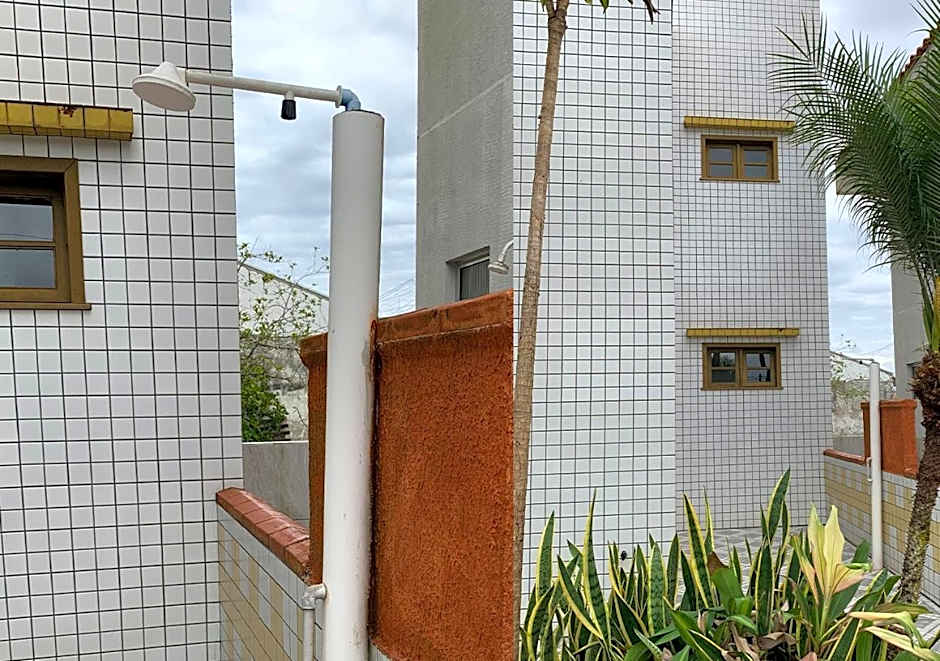 Casa de praia com boa ventilação garagem coberta para 3 carros 50m da praia