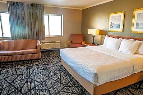 La Quinta Inn & Suites by Wyndham Milwaukee Airport / Oak Creek