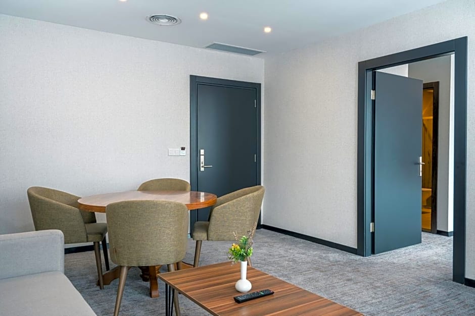 Leo Suites