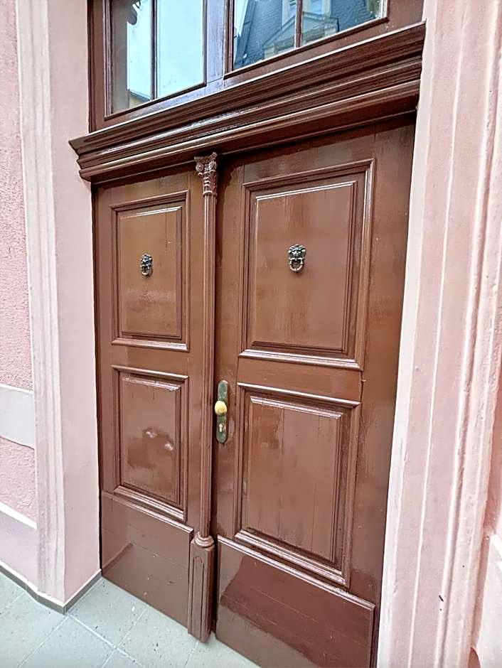 Poet's Theme Room, Free Parking