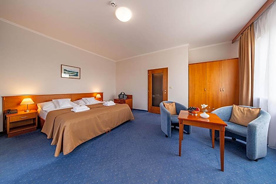 April hotel Panorama