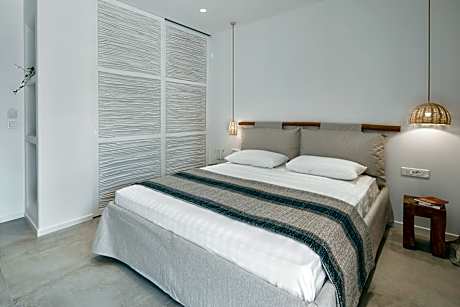 Deluxe Suite with outdoor heated Jacuzzi