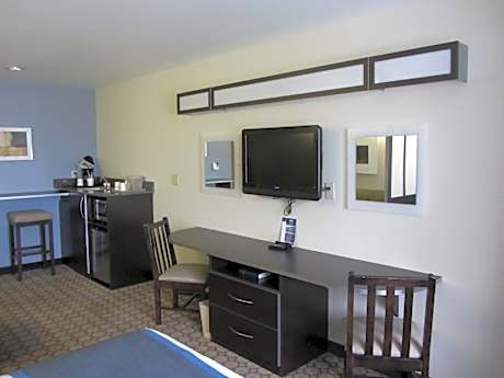 Queen Suite with Tub - Mobility/Hearing Accessible - Non-Smoking