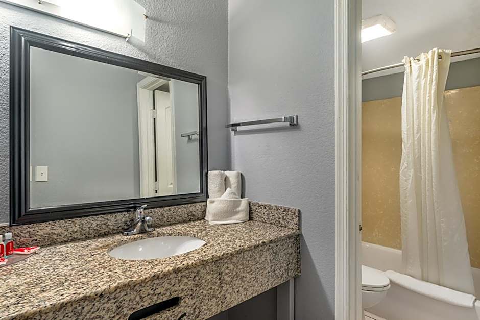Econo Lodge Inn & Suites I-64 & Us 13