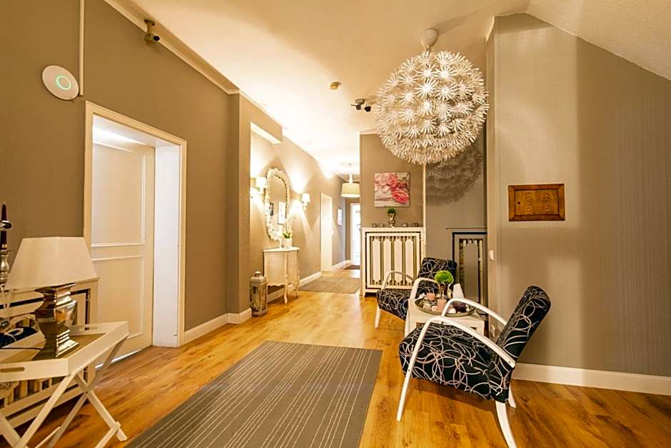 Private Rooms with Free Parking & 24h Self Check-in
