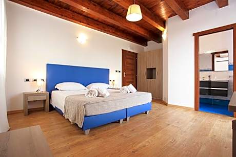 Deluxe Suite with Spa Bath