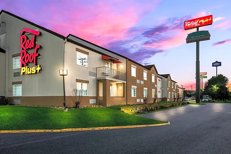 Red Roof PLUS+ & Suites Knoxville West-Cedar Bluff