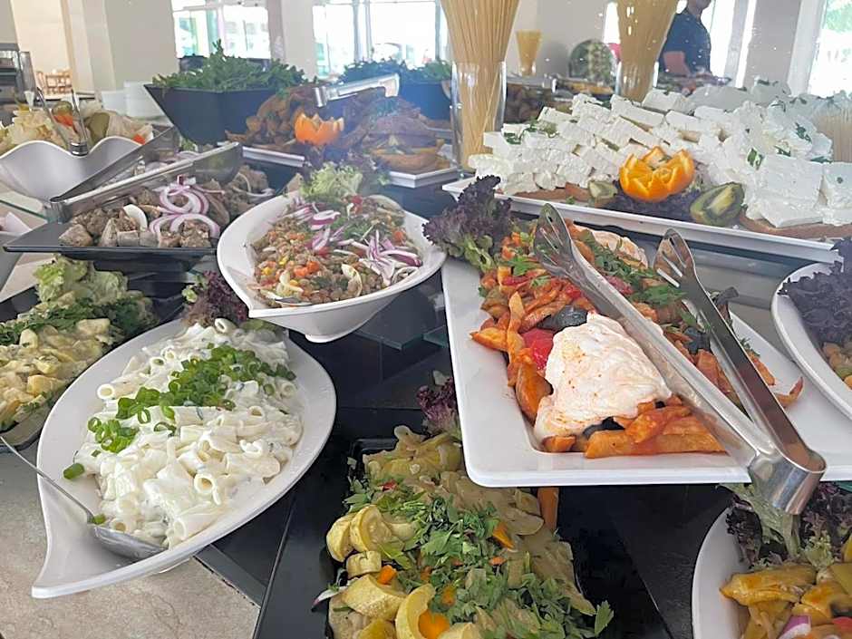 Grand Hotel Nirvana - All Inclusive & Free Beach Access