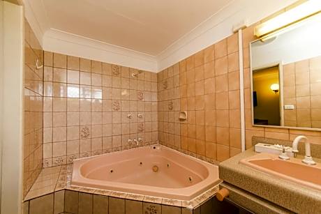 Queen Room with Spa Bath