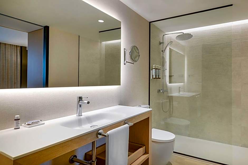 AC Hotel by Marriott Victoria Suites