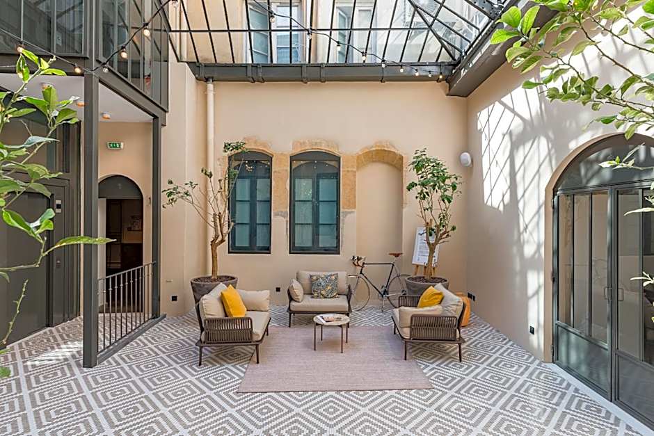 Le Phenix Hotel