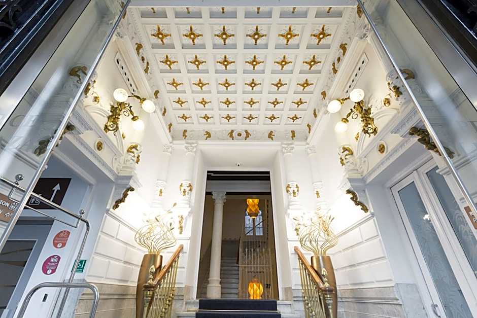 Petit Palace Lealtad Plaza