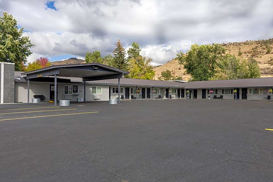 Oregon Trail Inn and Suites