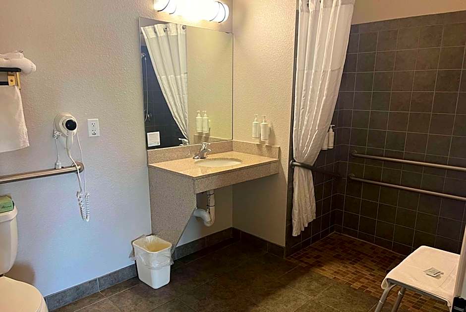 Days Inn & Suites by Wyndham Columbus NE