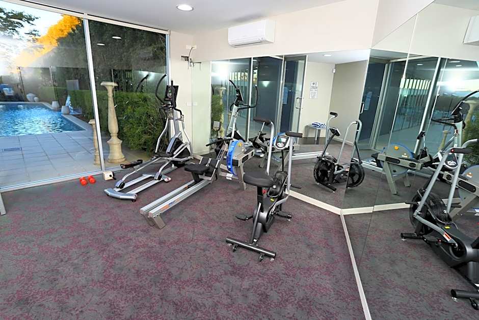 Springfield Lakes Hotel