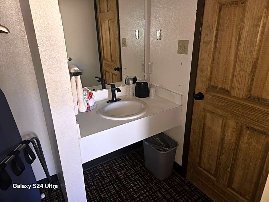 Econo Lodge Eagle Nest