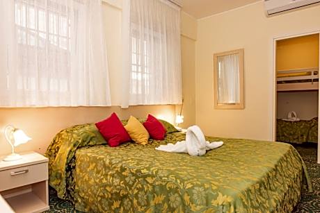 Family Room (2 Adults + 2 Children)