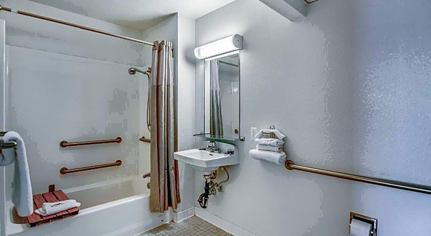 Super 8 by Wyndham Tracy