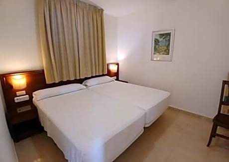 One-Bedroom Apartment with Sea View (2 Adults + 2 Children)