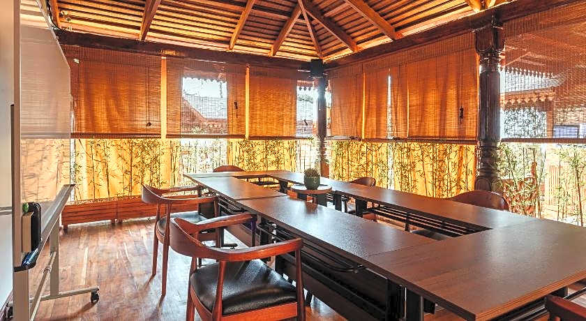 Yushili Hotel & Restaurant