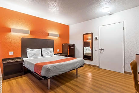 1 QUEEN BED | MOBILITY ACCESS RI SHWR NSMK
