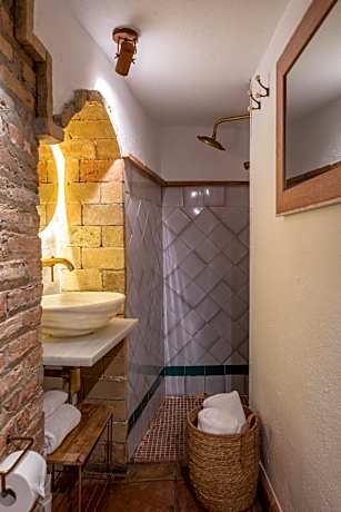 Deluxe Double Room with Shower - Cave