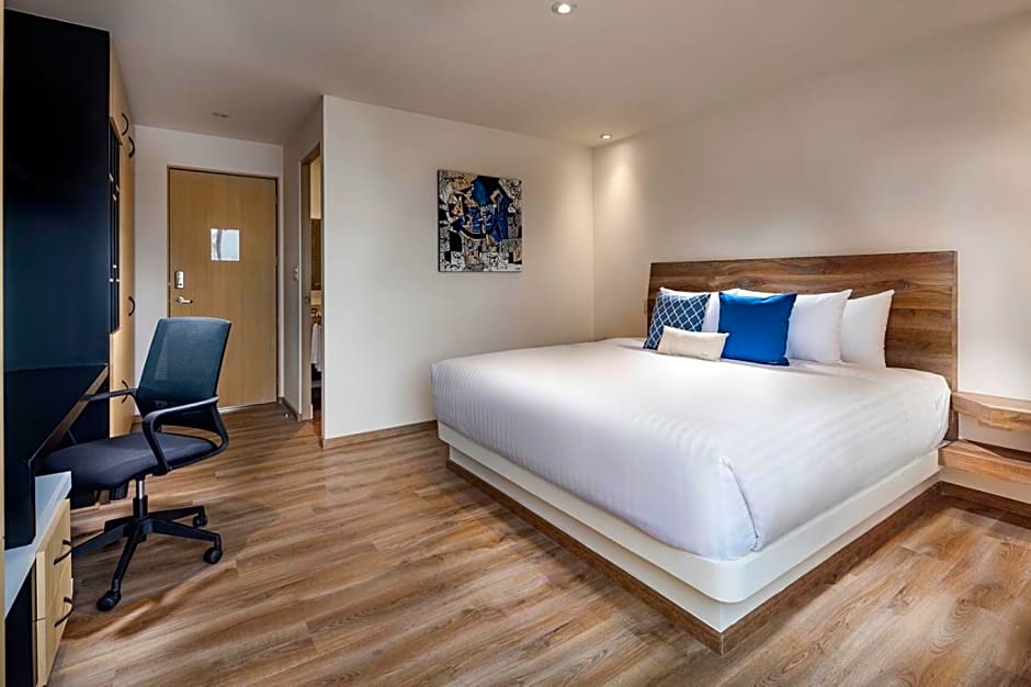 ROOM Hotel & Suites