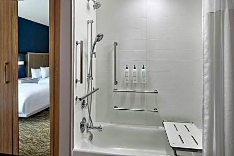 Queen Suite with Two Queen Beds, Bathtub and Trundle Sofa - Mobility Access/Hearing Accessible