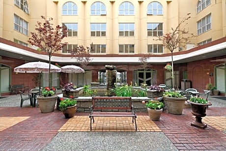 Harrison Lake Hotel