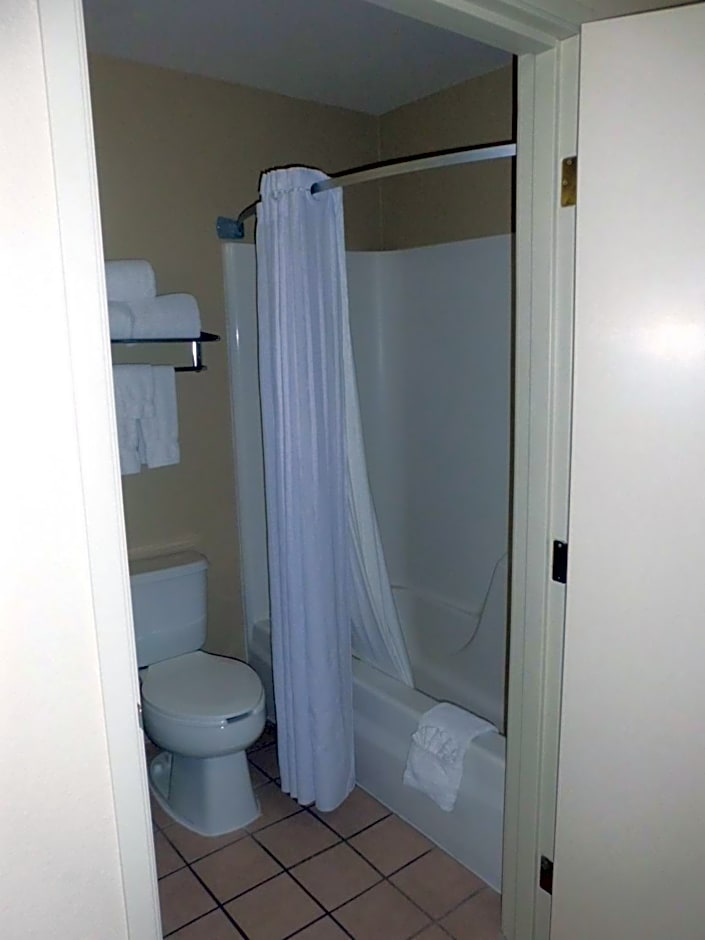 Holiday Inn Express & Suites Omaha - 120th and Maple By IHG