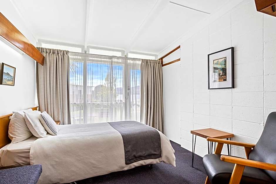 Riverfront Motel & Villas