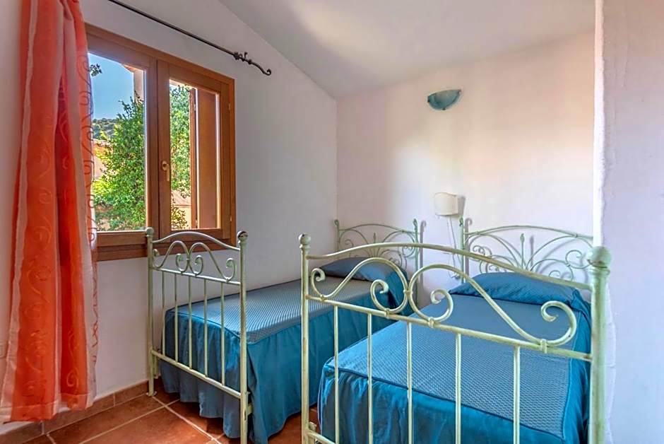 Residence con piscina a Tanaunella a 1500 m dal mare