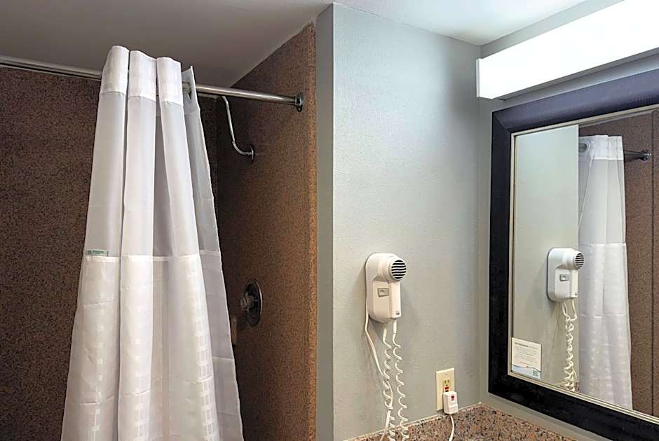 Travelodge by Wyndham Bloomington 