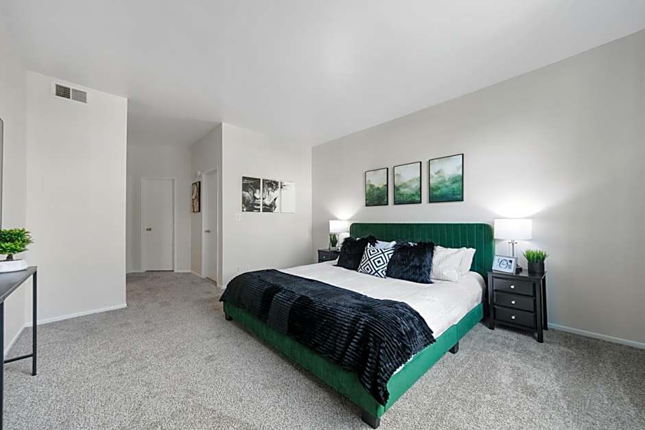 Beverly Hills Glamour Oasis 2 BR Apt with Parking 304